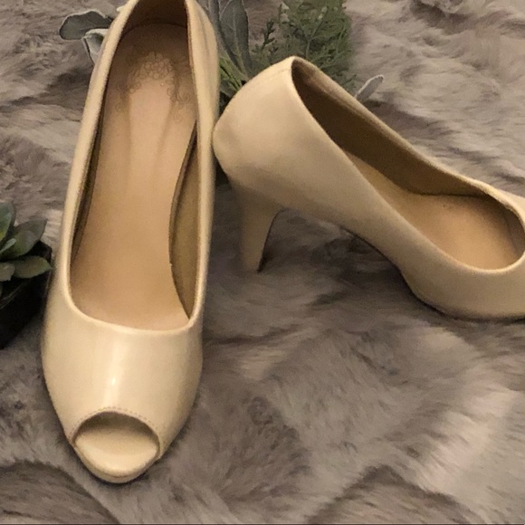 Nude Red Bottom Peep Toe Heels Size 8 - Picture 3 of 5